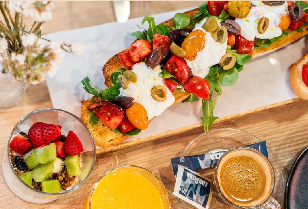 Brunch de Ultramarinos con tostadas, café, fruta y zumo
