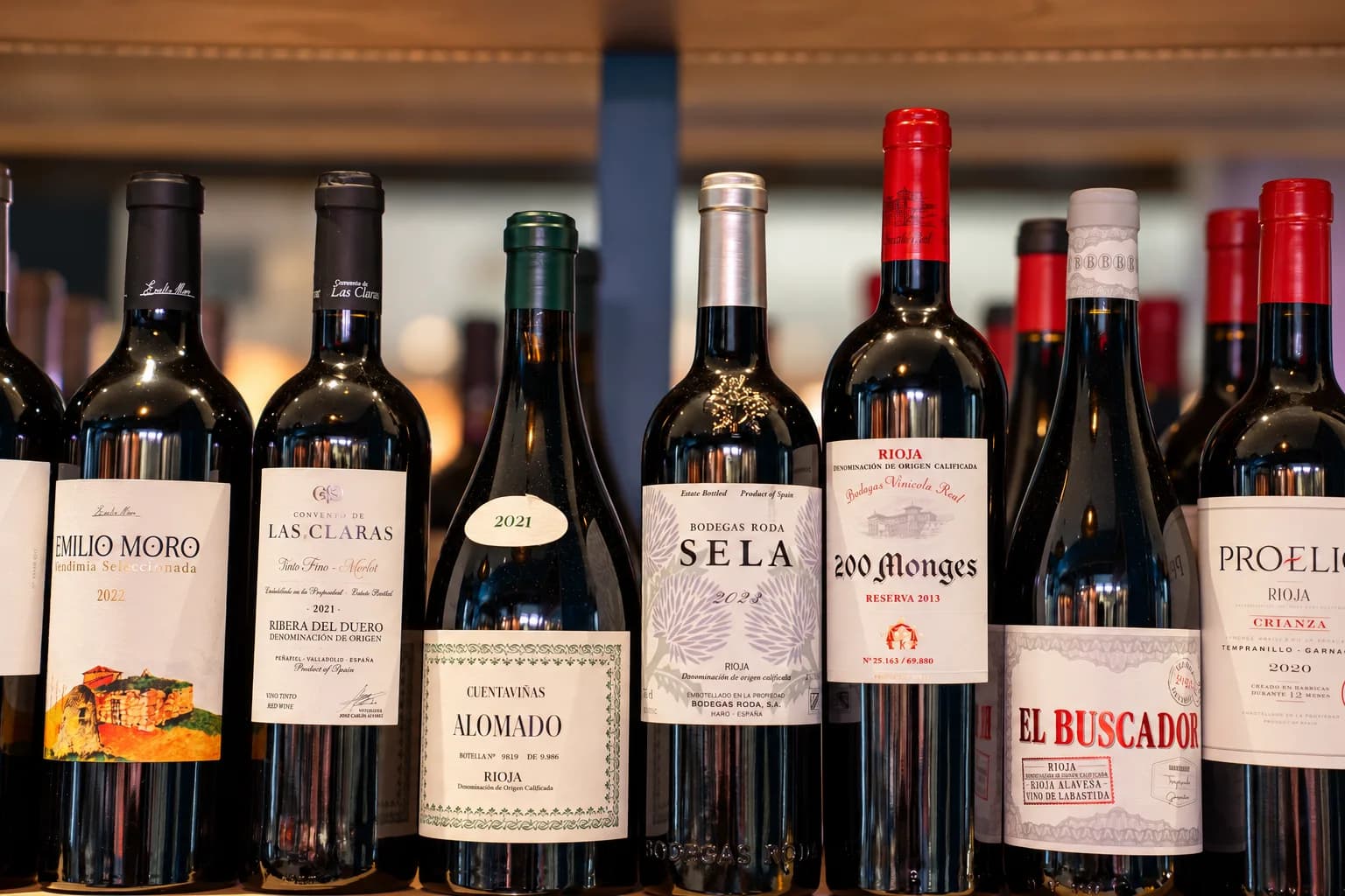 Botellas de vino con fondo desenfocado