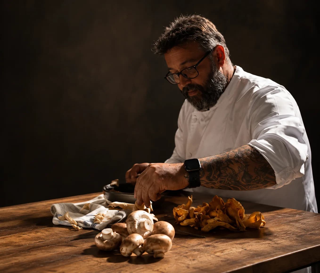 Cocinero preparando setas de temporada